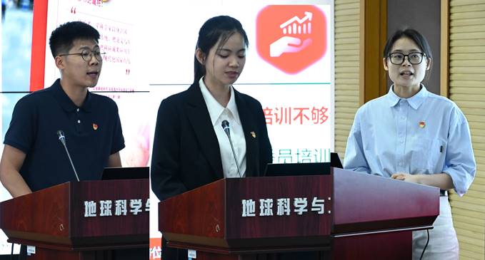 人们站在一起 AI 生成的内容可能不正确。