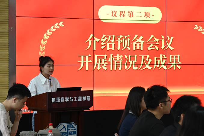 图片包含 人, 男人, 人们, 桌子 AI 生成的内容可能不正确。